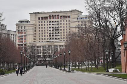 Москва.   Редкие прохожие в Александровском саду.