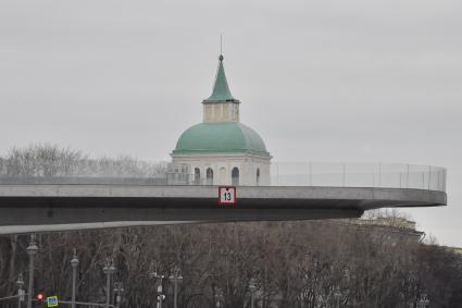 Москва.   На Парящем мосту парка Зарядье никого нет.