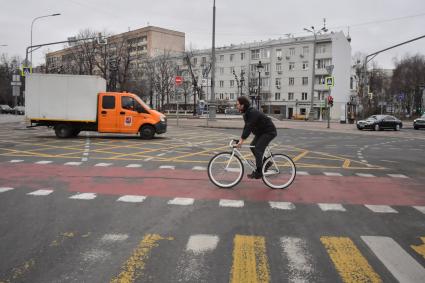 Москва.   Мужчина едет на велосипеде.