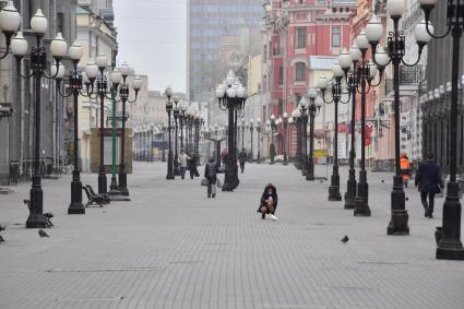 Москва.   Одинокие прохожие на Старом Арбате.