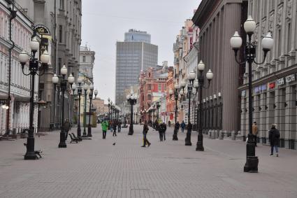 Москва.   Одинокие прохожие на Старом Арбате.