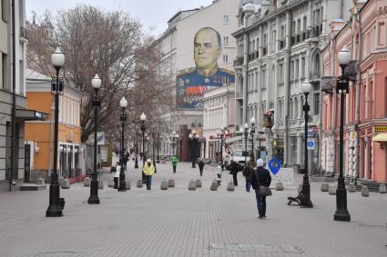 Москва.   Одинокие прохожие на Старом Арбате.