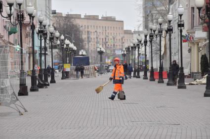 Москва.   Сотрудник коммунальных служб  на Старом Арбате.