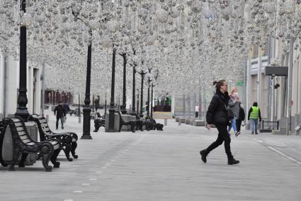 Москва.  Редкие прохожие на Никольской улице.