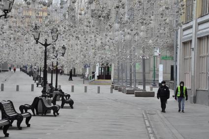 Москва. Сотрудники полиции и коммунальных служб на Никольской улице.