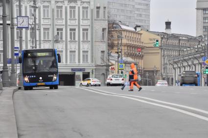 Москва.   Сотрудник коммунальных служб на Воздвиженке.