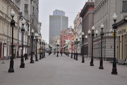 Москва.   Одинокие прохожие на Старом Арбате.