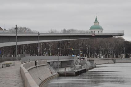 Москва.   На Парящем мосту парка Зарядье никого нет.