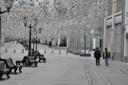 Москва. Сотрудники полиции и коммунальных служб на Никольской улице.