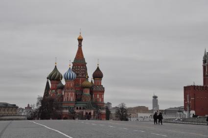 Москва.  На Красной площади только сотрудники полиции.