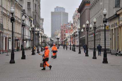 Москва.   Одинокие прохожие на Старом Арбате.