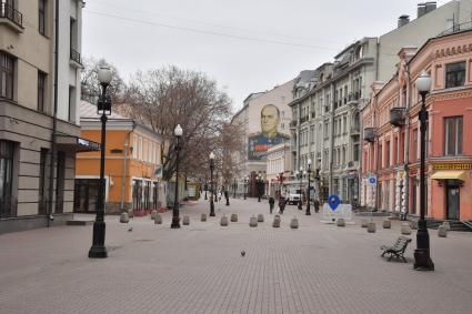 Москва.   Одинокие прохожие на Старом Арбате.