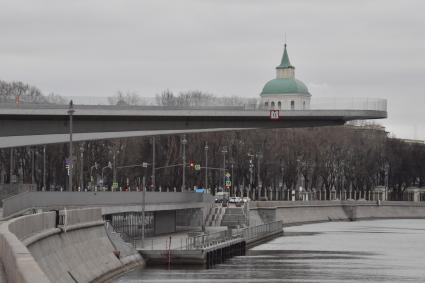 Москва.   На Парящем мосту парка Зарядье никого нет.