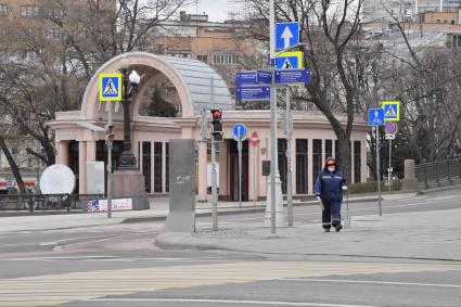 Москва.   Сотрудник коммунальных служб у метро Кропоткинская.