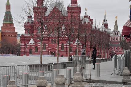 Москва.   Полицейский на Красной площади разговаривает с женщиной.