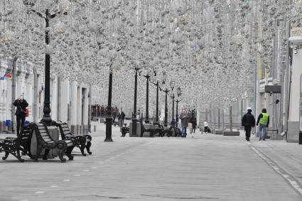 Москва.  Редкие прохожие на Никольской улице.