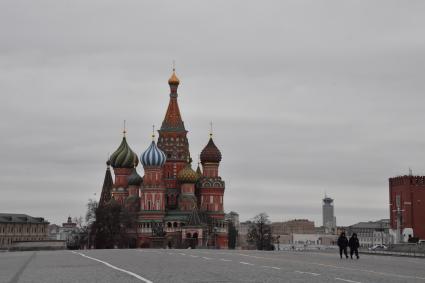 Москва.  На Красной площади только сотрудники полиции.