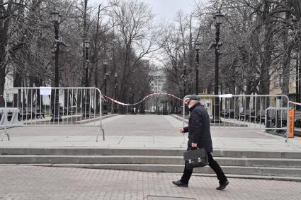 Москва.   Мужчина у закрытого входа на бульвар.