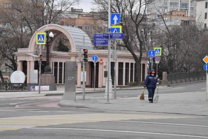 Москва.   Сотрудник коммунальных служб у метро Кропоткинская.