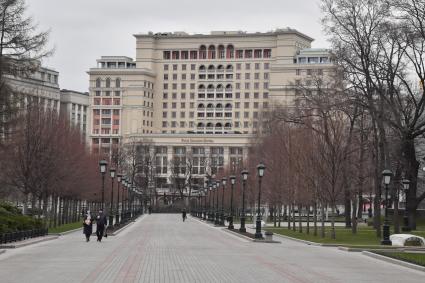 Москва.   Редкие прохожие в Александровском саду.