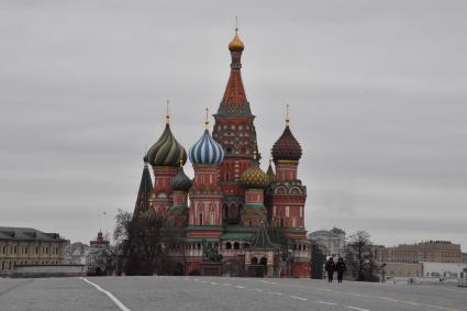 Москва.  На Красной площади только сотрудники полиции.