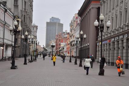 Москва.   Одинокие прохожие на Старом Арбате.