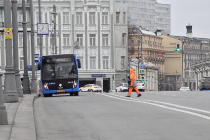 Москва.   Сотрудник коммунальных служб на Воздвиженке.