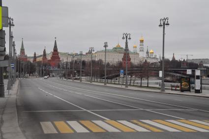 Москва.   Вид на Кремль и опустевшую Пречистенскую набережную.