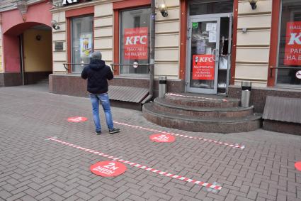 Москва.   Мужчина у входа в кафе KFC на Старом Арбате.