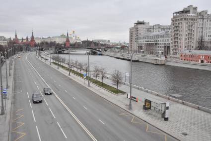 Москва.   Вид на Пречистенскую набережную и Дом на набережной.