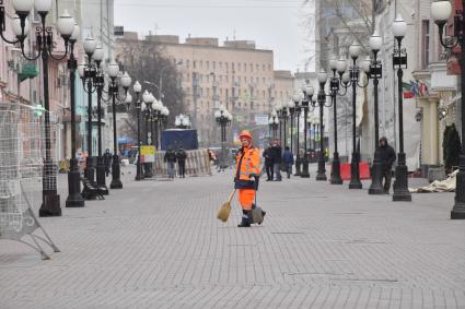 Москва.   Сотрудник коммунальных служб  на Старом Арбате.