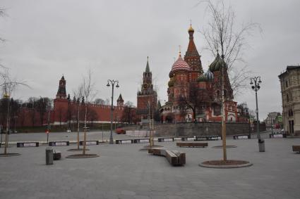 Москва.   На Васильевском спуске и в парке Зарядье никого нет.