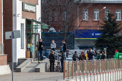 Москва.   Очередь у ресторана быстрого питания `Макдоналдс` .