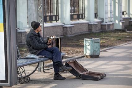 Москва.   Уличный музыкант.