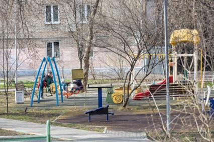 Москва.   Дети  на  детской площадке во дворе дома.