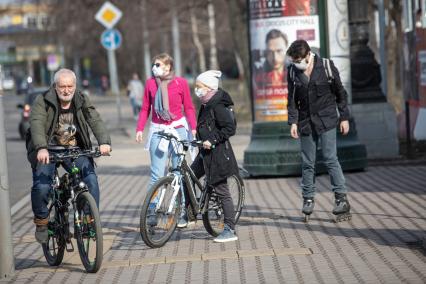 Москва. Люди в медицинских масках на улице города.