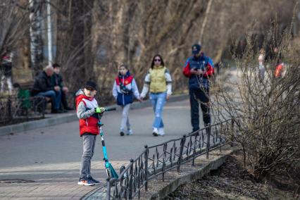 Москва.   Горожане гуляют в парке.