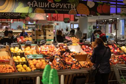 Москва.   Покупатели на рынке.