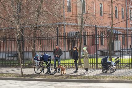 Москва.   Прохожие с детьми и собакой на улице.