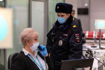 Челябинск. Сотрудники в  аэропорту Челябинск (Баландино) имени И.В. Курчатова во время эпидемии коронавируса.