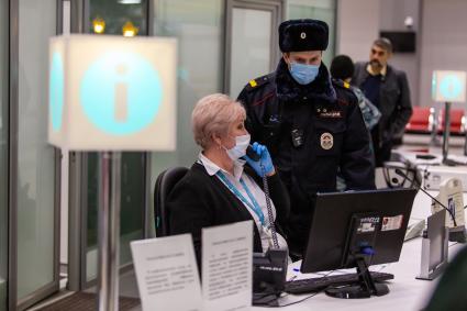 Челябинск. Сотрудники в  аэропорту Челябинск (Баландино) имени И.В. Курчатова во время эпидемии коронавируса.