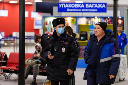 Челябинск. Сотрудник полиции  в  аэропорту Челябинск (Баландино) имени И.В. Курчатова во время эпидемии коронавируса.