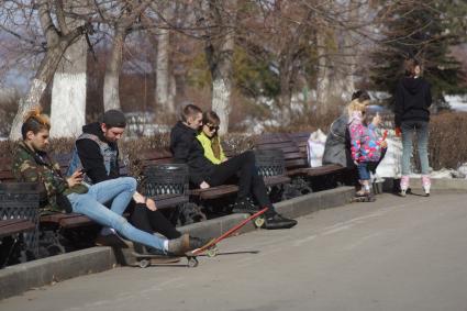 Самара. Горожане сидят на скамейках в парке.