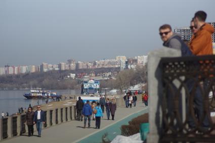 Самара.  Горожане гуляют по набережной.