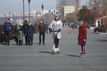 Самара.  Горожане гуляют по набережной.