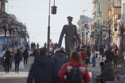 Самара.  Народ гуляет в центре города.