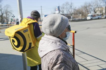 Барнаул. Женщина в медицинской маске на улице.