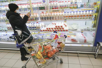 Барнаул. Женщина в медицинской маске в продуктовом магазине.