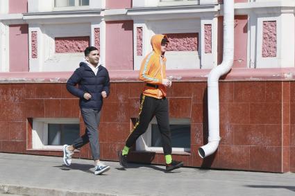 Барнаул. Молодые люди во время пробежки на улице.