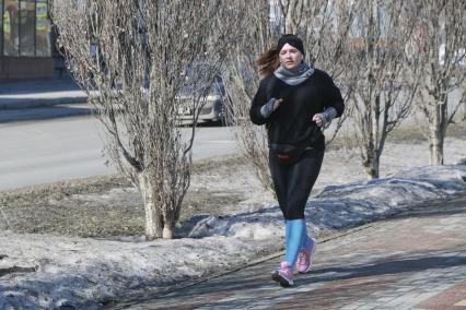Барнаул. Девушка во время пробежки на улице.